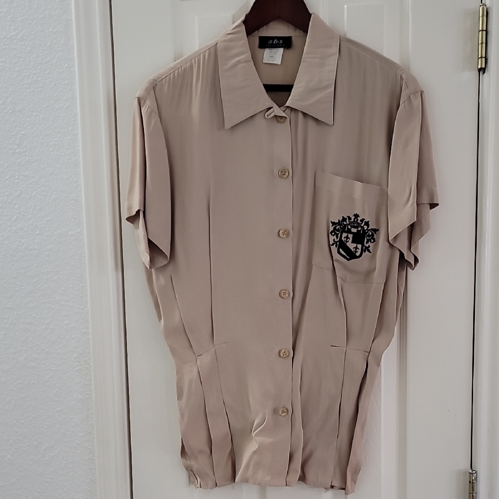 Vintage Ladies Beige Short Sleeve Button-Up Shirt With Crest Like Logo Sz Small - Picture 1 of 6